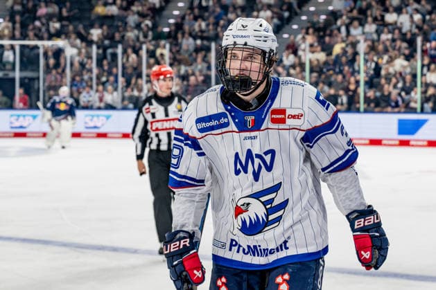 Max Calce of Adler Mannheim, 39, returning to the bench after scoring to make it 3–2 for GER, EHC Red Bull Munich vs. Adler Mannheim, Ice Hockey, DEL, 2026–2027 Season, Matchday 1, September 18, 2026. Photo: HMB Media, Heike Feiner Copyright: HMBxMedia HeikexFeiner