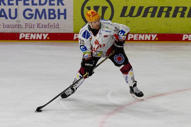 Krefeld, Germany, September 18, 2026 PENNY DEL 2026–2027 Game 1: Krefeld Pinguine vs. Fischtown Pinguins Bremerhaven Pictured: Phillip Bruggisser of the Pinguins with the puck at YAYLA ARENA, North Rhine-Westphalia Copyright: xFotostandx xGoertzx