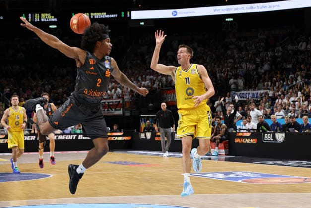 Stefan Smith, Joe Wieskamp: One-on-one, Game Scene, Action, Sports, Basketball, BBL, Bundesliga, Men s Division 1, Matchday, 2026–2027 Season, September 18, 2026, ALBA Berlin vs. Niners Chemnitz 99ers