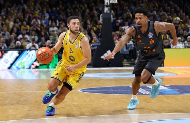 Jordan Ford with the ball, Urald King in a duel; game action; sports; basketball; BBL; Bundesliga; Men s Division 1; Matchday; 2026–2027 season; September 18, 2026; ALBA Berlin vs. Niners Chemnitz 99ers