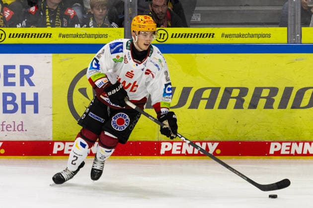 Krefeld, Germany, September 18, 2026 PENNY DEL 2026–2027 Game 1: Krefeld Pinguine vs. Fischtown Pinguins Bremerhaven Pictured: Akito Hirose of the Pinguins with the puck at YAYLA ARENA, North Rhine-Westphalia Copyright: xFotostandx xGoertzx