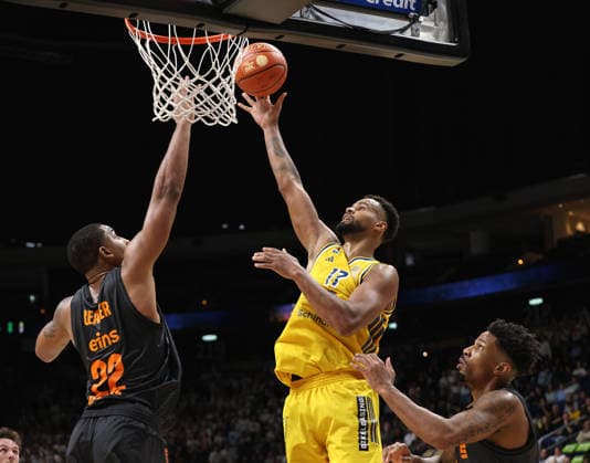 Nighael Ceaser, Norris Agbakoko with the ball; one-on-one; game action; sports; basketball; BBL; Bundesliga; Men s Division 1; Matchday; 2026–2027 season; September 18, 2026; ALBA Berlin vs. Niners Chemnitz 99ers