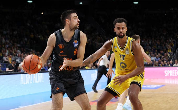 Mateo Seric with the ball, Norris Agbakoko in a tackle; game action; sports; basketball; BBL; Bundesliga; Men s 1; Matchday; 2026–2027 season; September 18, 2026; ALBA Berlin vs. Niners Chemnitz 99ers