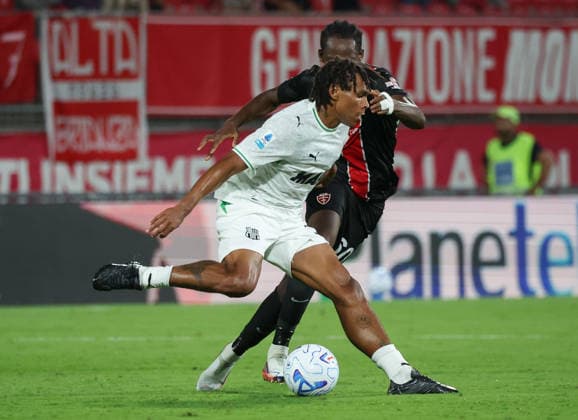 September 18, 2026, Monza: US Sassuolo s froward Armand LaurientÃ in action against AC Monza s defender Eddy Kouadio during the Italian Serie A soccer match between AC Monza and US Sassuolo at U-Power Stadium in Monza, Italy, 18 September 2026. ANSA ROBERTO BREGANI. Serie A: Monza - Sassuolo  - ZUMAa110 20260918_zaf_a110_025 Copyright: xRobertoxBreganix