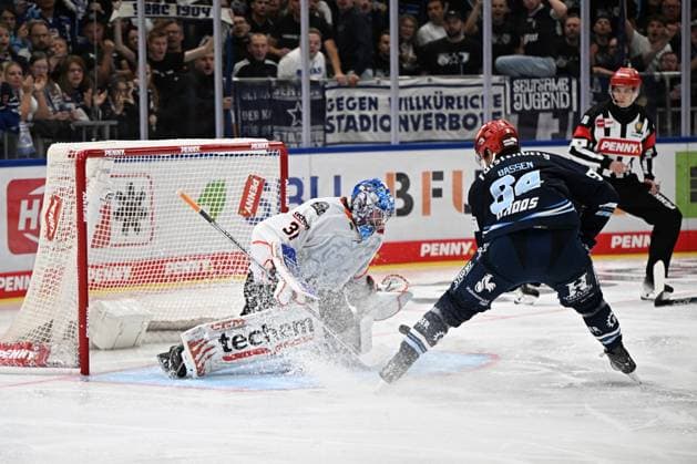 From left to right: Adam Scheel, Loewen Frankfurt 31; Boaz Bassen, Schwenninger Wild Wings 64; Schwenninger Wild Wings vs. Loewen Frankfurt, DEL, Regular Season, Game 1, 2026–2027 Season, September 18, 2026 Schwenninger Wild Wings vs. Loewen Frankfurt, DEL, Regular Season, Game 1, 2026–2027 Season, September 18, 2026 Schwenningen Copyright: xEibner-Pressefoto SvenxLaeglerx EP_SVL