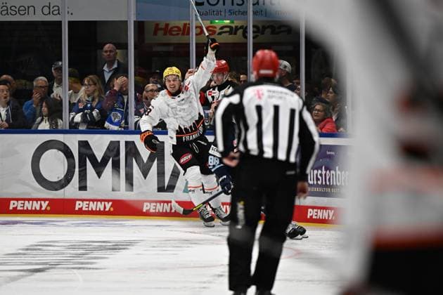 Celebration for Eric Uba Loewen Frankfurt 18 Schwenninger Wild Wings vs. Loewen Frankfurt, DEL, Regular Season, Game 1, 2026–2027 Season, September 18, 2026: Schwenninger Wild Wings vs. Loewen Frankfurt, DEL, Regular Season, Game 1, 2026–2027 Season, September 18, 2026, Schwenningen Copyright: xEibner-Pressefoto SvenxLaeglerx EP_SVL