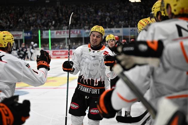 Celebration for Eric Uba, Loewen Frankfurt 18: Schwenninger Wild Wings vs. Loewen Frankfurt, DEL, Regular Season, Game 1, 2026–2027 Season, September 18, 2026: Schwenninger Wild Wings vs. Loewen Frankfurt, DEL, Regular Season, Game 1, 2026–2027 Season, September 18, 2026, Schwenningen Copyright: xEibner-Pressefoto SvenxLaeglerx EP_SVL