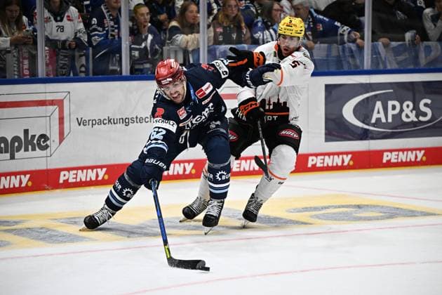 From left to right: Thomas Schemitsch (Schwenninger Wild Wings) 62, Bjoern Krupp (Loewen Frankfurt) 5. Schwenninger Wild Wings vs. Loewen Frankfurt, DEL, Regular Season, Game 1, 2026–2027 Season, 20260918 Schwenninger Wild Wings vs. Loewen Frankfurt, DEL, Regular Season, Game 1, 2026–2027 Season, 20260918 Schwenningen Copyright: xEibner-Pressefoto SvenxLaeglerx EP_SVL