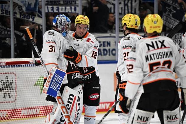 Celebration, from left to right: Adam Scheel (Loewen Frankfurt 31), Eric Uba (Loewen Frankfurt 18). Schwenninger Wild Wings vs. Loewen Frankfurt, DEL, Regular Season, Game 1, 2026–2027 Season, September 18, 2026: Schwenninger Wild Wings vs. Loewen Frankfurt, DEL, Regular Season, Game 1, 2026–2027 season, September 18, 2026: Schwenningen Copyright: xEibner-Pressefoto SvenxLaeglerx EP_SVL