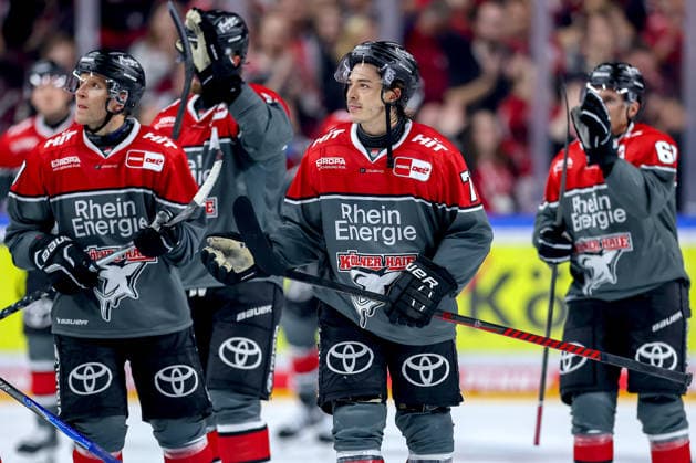 September 18, 2026, Ice Hockey, DEL, Kölner Haie vs. Grizzlys Wolfsburg, Matchday 1, 2026–27 Season, Lanxess Arena, Cologne, September 18, 2026, Ice Hockey, DEL, Kölner Haie vs. Grizzlys Wolfsburg, Matchday 1, 2026–27 Season, Lanxess Arena, Cologne. Disappointed faces after the 4–8 loss. Daniel Fischbuch of the Kölner Haie (71) thanks the fans. North Rhine-Westphalia, Germany