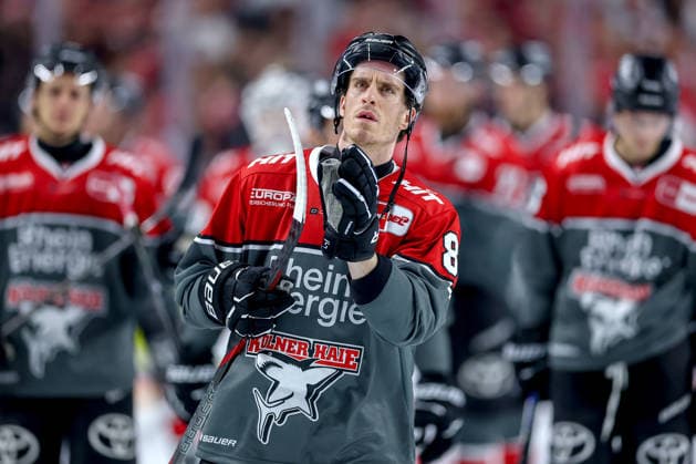 September 18, 2026, Ice Hockey, DEL, Kölner Haie vs. Grizzlys Wolfsburg, Matchday 1, 2026–27 Season, Lanxess Arena, Cologne, September 18, 2026, Ice Hockey, DEL, Kölner Haie vs. Grizzlys Wolfsburg, Matchday 1, 2026–27 Season, Lanxess Arena, Cologne. Disappointed faces after the 4–8 loss. Gregor MacLeod (Kölner Haie 89) thanks the fans in North Rhine-Westphalia, Germany.