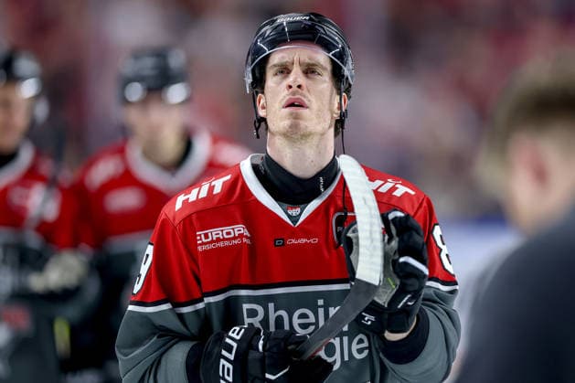 September 18, 2026, Ice Hockey, DEL, Kölner Haie vs. Grizzlys Wolfsburg, Matchday 1, 2026–27 Season, Lanxess Arena, Cologne, September 18, 2026, Ice Hockey, DEL, Kölner Haie vs. Grizzlys Wolfsburg, Matchday 1, 2026–27 Season, Lanxess Arena, Cologne. Disappointed faces after the 4–8 loss. Gregor MacLeod (Kölner Haie 89) thanks the fans in North Rhine-Westphalia, Germany.