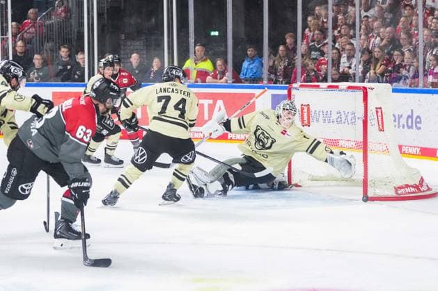 Ice Hockey: Penny DEL, Matchday 1—Cologne Sharks vs. Wolfsburg Grizzlys on September 18, 2026, at the Lanxess Arena in Cologne. Lucky for Dustin Strahlmeier of Wolfsburg, on the right, that this shot narrowly misses the goal. According to the regulations of the DEL (German Ice Hockey League), the publication and further use of the footage in electronic media and on devices of any kind during the game is not permitted. xDMx