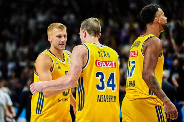 Alba Berlin celebrates victory; Sam Griesel, ALBA BERLIN, 05, Justin Bean, ALBA BERLIN, 34, Norris Agbakoko, ALBA BERLIN, 17, GER, ALBA Berlin vs. Chemnitz 99, Men’s Basketball, easy Credit BBL, 2026–27 Season, Matchday 1, September 18, 2026 GER, ALBA Berlin vs. Chemnitz 99, Men s Basketball, easyCredit BBL, 2026–27 Season, Matchday 1, September 18, 2026 Berlin Copyright: xClaudiusxRauch,xEibner-Pressefotox xClaudiusxRauchx EP_CRH