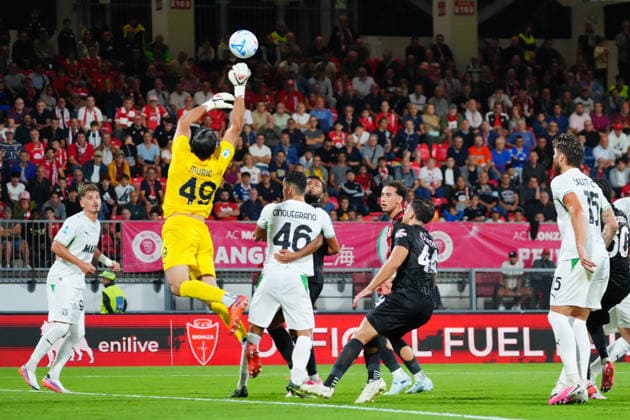 SOCCER - Serie A - AC Monza vs. US Sassuolo Photo by IPA ABACAPRESS.COM88679351 - Arijanet Anan Muric (US Sassuolo) makes a save during the AC Monza vs. US Sassuolo Italian Serie A soccer match in Monza, Italy, on September 18, 2026 Monza Italy  Copyright: xIPAxSport ABACAx