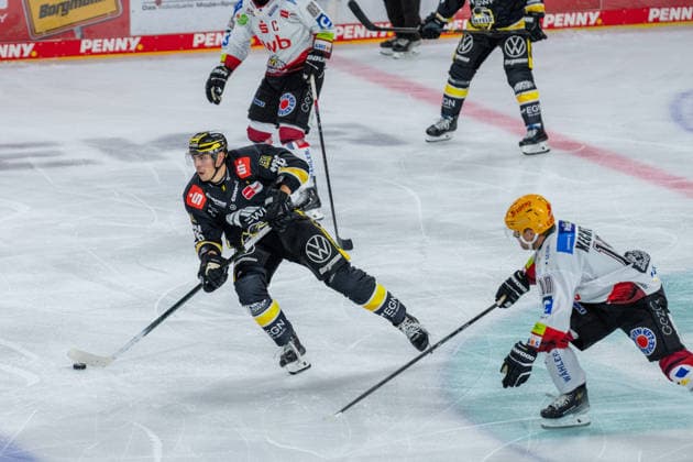 Daniel Bruch of the Krefeld Pinguine, No. 26, drives the puck while being pursued by Roman Kechter of the Fischtown Pinguins Bremerhaven, No. 10; Krefeld Pinguine vs. Pinguins Bremerhaven, ice hockey, PENNY DEL, Matchday 1, 2026–2027 season, September 18, 2026 Krefeld Pinguine vs. Pinguins Bremerhaven, ice hockey, PENNY DEL, Matchday 1, 2026–2027 season, September 18, 2026, Krefeld Copyright: xEibner-Pressefoto LukasxBaldygax EP_LBA