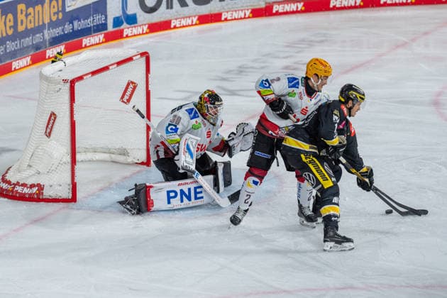 Kristers Gudlevskis, Fischtown Pinguins Bremerhaven, 30, waits for the shot; Akito Hirose, Fischtown Pinguins Bremerhaven, 02 in a one-on-one battle with Tanner Kero of the Krefeld Pinguine, 16 Krefeld Pinguine vs. Pinguins Bremerhaven, ice hockey, PENNY DEL, Matchday 1, 2026–2027 season, September 18, 2026, Krefeld Pinguine vs. Pinguins Bremerhaven, ice hockey, PENNY DEL, Matchday 1, 2026–2027 season, September 18, 2026, Krefeld Copyright: xEibner-Pressefoto LukasxBaldygax EP_LBA