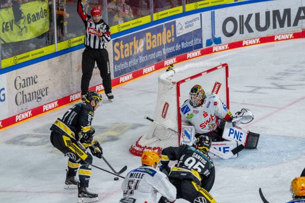Philip Gogulla of the Krefeld Pinguine, No. 87, with the puck in front of the net; Kristers Gudlevskis of the Fischtown Pinguins Bremerhaven, No. 30, waits for the shot. Krefeld Pinguine vs. Pinguins Bremerhaven, ice hockey, PENNY DEL, Matchday 1, 2026–2027 season, September 18, 2026 Krefeld Pinguine vs. Pinguins Bremerhaven, ice hockey, PENNY DEL, Matchday 1, 2026–2027 season, September 18, 2026 Krefeld Copyright: xEibner-Pressefoto LukasxBaldygax EP_LBA