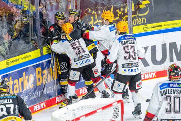 Mathew Santos of the Krefeld Pinguine, 95, is pushed against the boards by Andy Miele of the Fischtown Pinguins Bremerhaven, 51, Tim Schuetz of the Krefeld Pinguine, No. 38, in a battle with C. J. Smith of the Fischtown Pinguins Bremerhaven, No. 19, and Maxim Rausch of the Fischtown Pinguins Bremerhaven, No. 53; Krefeld Pinguine vs. Pinguins Bremerhaven, ice hockey, PENNY DEL, Matchday 1, 2026–2027 season, September 18, 2026 Krefeld Penguins vs. Pinguins Bremerhaven, ice hockey, PENNY DEL, Matchday 1, 2026–2027 season, September 18, 2026, Krefeld Copyright: xEibner-Pressefoto LukasxBaldygax EP_LBA