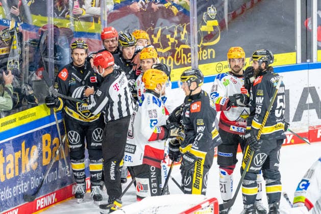 Mathew Santos of the Krefeld Pinguine, 95, is protected by the referee; a scuffle breaks out after a foul; Tim Schuetz of the Krefeld Pinguine, 38; Maxim Rausch of the Fischtown Pinguins Bremerhaven, 53, Philip Gogulla, Krefeld Pinguine, 87, Nico Kraemmer, Fischtown Pinguins Bremerhaven, 21, Davis Vandane, Krefeld Pinguine, 55; Krefeld Pinguine vs. Pinguins Bremerhaven, ice hockey, PENNY DEL, Matchday 1, 2026–2027 season, September 18, 2026 Krefeld Pinguine vs. Pinguins Bremerhaven, ice hockey, PENNY DEL, Matchday 1, 2026–2027 season, September 18, 2026, Krefeld Copyright: xEibner-Pressefoto LukasxBaldygax EP_LBA