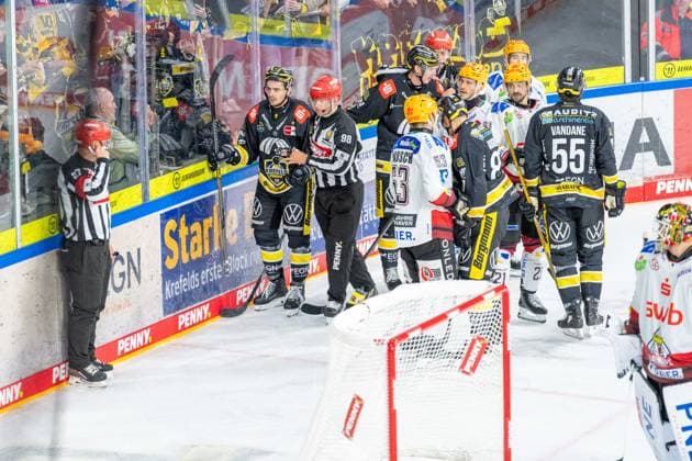 Mathew Santos of the Krefeld Pinguine, 95, is protected by the referee; a scuffle breaks out after a foul; Tim Schuetz of the Krefeld Pinguine, 38; Maxim Rausch of the Fischtown Pinguins Bremerhaven, 53, Philip Gogulla, Krefeld Pinguine, 87, Nico Kraemmer, Fischtown Pinguins Bremerhaven, 21, Davis Vandane, Krefeld Pinguine, 55; Krefeld Pinguine vs. Pinguins Bremerhaven, ice hockey, PENNY DEL, Matchday 1, 2026–2027 season, September 18, 2026 Krefeld Pinguine vs. Pinguins Bremerhaven, ice hockey, PENNY DEL, Matchday 1, 2026–2027 season, September 18, 2026, Krefeld Copyright: xEibner-Pressefoto LukasxBaldygax EP_LBA