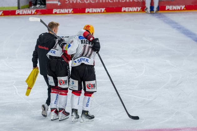 Ludwig Bystroem of the Fischtown Pinguins Bremerhaven (No. 17) is forced to leave the ice due to injury and is escorted off the ice by a team staff member and Roman Kechter of the Fischtown Pinguins Bremerhaven (No. 10). Krefeld Pinguine vs. Pinguins Bremerhaven, Ice Hockey, PENNY DEL, Matchday 1, 2026–2027 season, September 18, 2026 Krefeld Pinguine vs. Pinguins Bremerhaven, ice hockey, PENNY DEL, Matchday 1, 2026–2027 season, September 18, 2026, Krefeld Copyright: xEibner-Pressefoto LukasxBaldygax EP_LBA