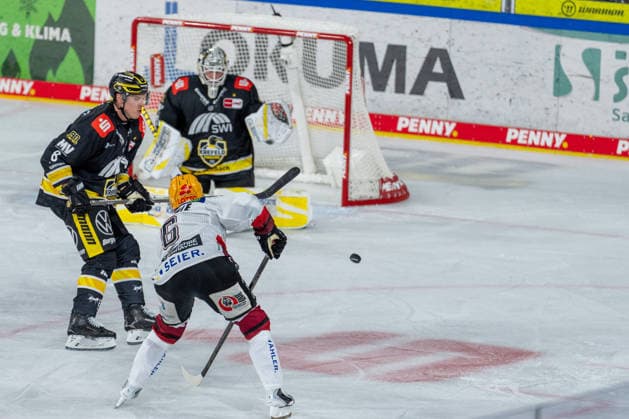 Parker Tuomie of the Fischtown Pinguins Bremerhaven, No. 06, takes a shot while battling Philip Gogulla of the Krefeld Pinguine, No. 87. Krefeld Pinguine vs. Pinguins Bremerhaven, Ice Hockey, PENNY DEL, Matchday 1, 2026–2027 season, September 18, 2026 Krefeld Pinguine vs. Pinguins Bremerhaven, Ice Hockey, PENNY DEL, Matchday 1, 2026–2027 season, September 18, 2026, Krefeld Copyright: xEibner-Pressefoto LukasxBaldygax EP_LBA