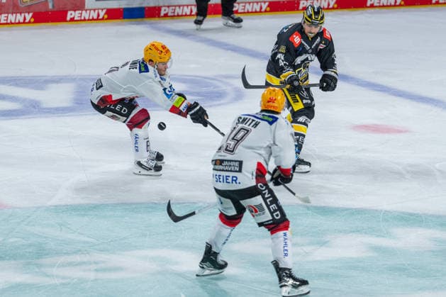 Parker Tuomie, Fischtown Pinguins Bremerhaven, 06, in a battle with Zack Dybowski, Krefeld Pinguine, 44, and C. J. Smith, Fischtown Pinguins Bremerhaven, 19; Krefeld Pinguine vs. Pinguins Bremerhaven, ice hockey, PENNY DEL, Matchday 1, 2026–2027 Season, September 18, 2026 Krefeld Pinguine vs. Pinguins Bremerhaven, Ice Hockey, PENNY DEL, Matchday 1, 2026–2027 Season, September 18, 2026, Krefeld Copyright: xEibner-Pressefoto LukasxBaldygax EP_LBA