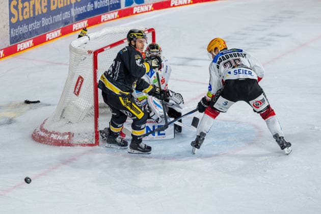 Tanner Kero of the Krefeld Pinguine, 16, battles Alex Broadhurst of the Fischtown Pinguins Bremerhaven, 25, in front of the net, Kristers Gudlevskis, Fischtown Pinguins Bremerhaven, 30 Krefeld Pinguine vs. Pinguins Bremerhaven, ice hockey, PENNY DEL, Matchday 1, 2026–2027 season, September 18, 2026, Krefeld Pinguine vs. Pinguins Bremerhaven, ice hockey, PENNY DEL, Matchday 1, 2026–2027 season, September 18, 2026, Krefeld Copyright: xEibner-Pressefoto LukasxBaldygax EP_LBA
