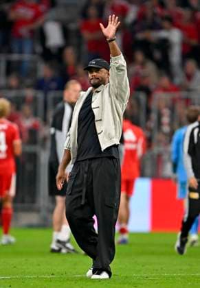 September 18, 2026, 2026–2027 Bundesliga Season, Matchday 4, FC Bayern Munich vs. 1. FC Union Berlin, at the Allianz Arena in Munich, Coach Vincent Kompany. FC Bayern Munich thanks the fans.