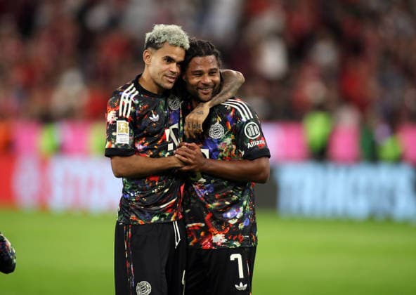 Soccer, Men s, Bundesliga, 2026–2027 Season, FC Bayern Munich vs. 1. FC Union Berlin, Allianz Arena: Post-game embrace between Luis Díaz (FC Bayern Munich) and Serge Gnabry (FC Bayern Munich). DFB and DFL regulations prohibit any use of photographs as image sequences and or quasi-video.