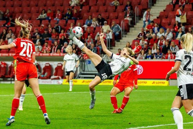 GPFBL, 1 FSV Mainz 05 vs. Eintracht Frankfurt, September 18, 2026, Mainz’s Laura Freigang of Eintracht Frankfurt, No. 10, attempts a backflip during a Google Pixel Women’s Bundesliga match on Matchday 5 of the 2026–27 season between 1 FSV Mainz 05 and Eintracht Frankfurt at the MEWA Arena, Mainz, September 18, 2026 Copyright: xBEAUTIFULxSPORTS Hahnex