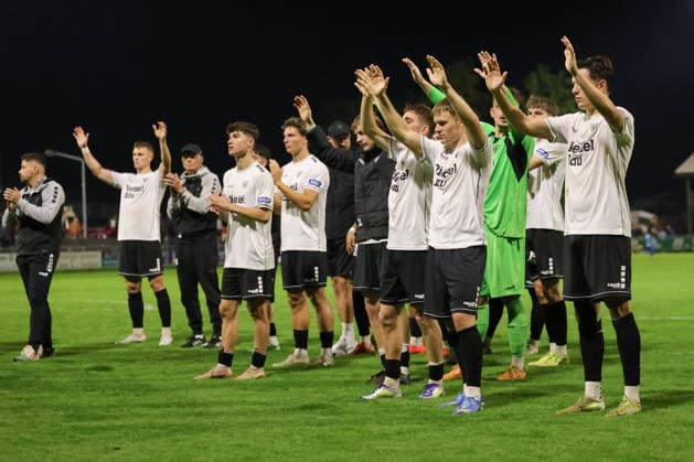 September 18, 2026, Soccer, Men s, 2026–2027 Season, Bavarian Regional League, Matchday 10: TSV Buchbach vs. FC Schweinfurt 05. The Schweinfurt team applauds the fans after the final whistle at the Buchbach SMR Arena, Bavaria, Germany