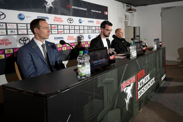 PENNY DEL 1 Cologne Sharks vs. Grizzly Wolfsburg, Cologne, September 18, 2026 Tyler Haskins, Grizzly Wolfsburg; Head Coach Jason Schade; Thomas Berglund, Kölner Haie; Head Coach PENNY DEL 1 Kölner Haie vs. Grizzly Wolfsburg on September 18, 2026, at KA2 in Cologne, Germany Copyright: xBEAUTIFULxSPORTS AndreasxDickx