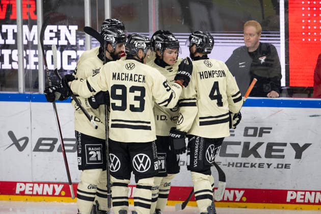 PENNY DEL 1 Kölner Haie Grizzly Wolfsburg Cologne, September 18, 2026 Spencer Machacek Grizzly Wolfsburg, Forward, 93 Bobby Lynch Grizzly Wolfsburg, Forward, 49 Keaton Thompson, Grizzly Wolfsburg, defenseman, 4 Julian Melchiori, Grizzly Wolfsburg, defenseman, 44 PENNY DEL 1 Kölner Haie vs. Grizzly Wolfsburg on September 18, 2026, at KA2 in Cologne, Germany Copyright: xBEAUTIFULxSPORTS AndreasxDickx