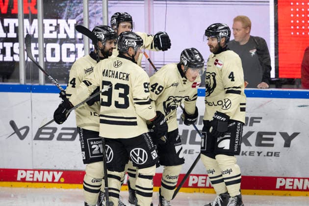 PENNY DEL 1 Kölner Haie Grizzly Wolfsburg Cologne, September 18, 2026 Spencer Machacek Grizzly Wolfsburg, Forward, 93 Bobby Lynch Grizzly Wolfsburg, Forward, 49 Keaton Thompson, Grizzly Wolfsburg, defenseman, 4 Julian Melchiori, Grizzly Wolfsburg, defenseman, 44 PENNY DEL 1 Kölner Haie vs. Grizzly Wolfsburg on September 18, 2026, at KA2 in Cologne, Germany Copyright: xBEAUTIFULxSPORTS AndreasxDickx