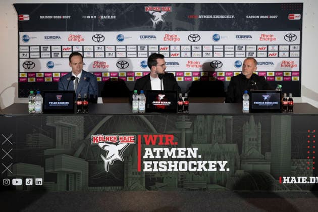 PENNY DEL 1 Cologne Sharks vs. Grizzly Wolfsburg, Cologne, September 18, 2026 Tyler Haskins, Grizzly Wolfsburg; Head Coach Jason Schade; Thomas Berglund, Kölner Haie; Head Coach PENNY DEL 1 Kölner Haie vs. Grizzly Wolfsburg on September 18, 2026, at KA2 in Cologne, Germany Copyright: xBEAUTIFULxSPORTS AndreasxDickx