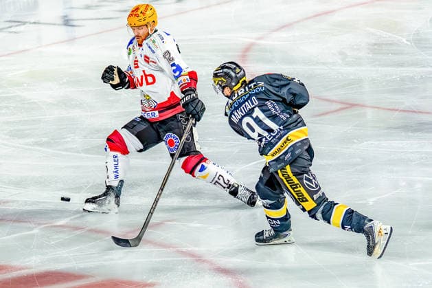 September 18, 2026, xkkux, Ice Hockey, DEL, Krefeld Pinguine vs. Fischtown Pinguins Bremerhaven, Matchday 1, 2026–27 Season, YAYLA Arena, Krefeld; Phillip Bruggisser (Fischtown Pinguins, 72) in a one-on-one battle against Roope Mäkitalo (Krefeld Pinguine, 91); North Rhine-Westphalia, Germany