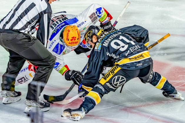 September 18, 2026, xkkux, Ice Hockey, DEL, Krefeld Pinguine vs. Fischtown Pinguins Bremerhaven, Matchday 1, 2026–27 Season, YAYLA Arena, Krefeld: Christian Wejse of the Fischtown Pinguins (65) battles Roope Mäkitalo of the Krefeld Pinguine (91) for the faceoff in North Rhine-Westphalia, Germany
