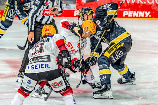September 18, 2026, xkkux, Ice Hockey, DEL, Krefeld Pinguine vs. Fischtown Pinguins Bremerhaven, Matchday 1, 2026–27 Season, YAYLA Arena, Krefeld: Andy Miele of the Fischtown Pinguins (No. 51) battles Adam Payerl of the Krefeld Pinguine (No. 90) in North Rhine-Westphalia, Germany
