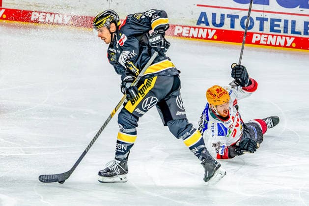 September 18, 2026, xkkux, Ice Hockey, DEL, Krefeld Pinguine vs. Fischtown Pinguins Bremerhaven, Matchday 1, 2026–27 Season, YAYLA Arena, Krefeld; Mathew Santos (Krefeld Pinguine, 95) in a one-on-one battle against Phillip Bruggisser (Fischtown Pinguins, 72); North Rhine-Westphalia, Germany