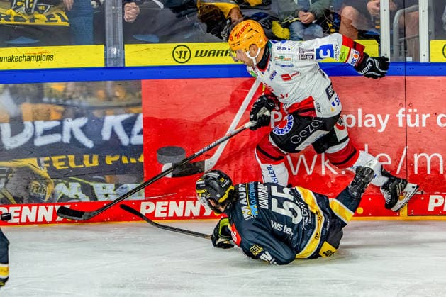September 18, 2026, xkkux, Ice Hockey, DEL, Krefeld Pinguine vs. Fischtown Pinguins Bremerhaven, Matchday 1, 2026–27 Season, YAYLA Arena, Krefeld: Andy Miele (Fischtown Pinguins, 51) battles Davis Vandane (Krefeld Pinguine, 55) in North Rhine-Westphalia, Germany