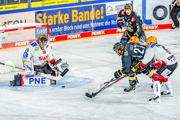 September 18, 2026, xkkux, Ice Hockey, DEL, Krefeld Pinguine vs. Fischtown Pinguins Bremerhaven, Matchday 1, 2026–27 Season, YAYLA Arena, Krefeld: Goalie Kristers Gudlevskis of the Fischtown Pinguins (No. 30) defends the net against C. J. Suess of the Krefeld Pinguine (No. 27), North Rhine-Westphalia, Germany