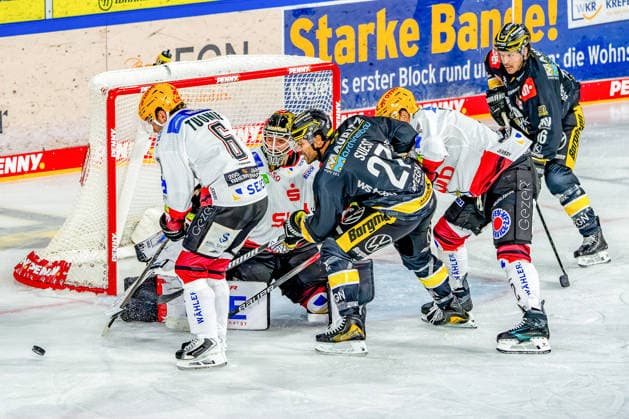 September 18, 2026, xkkux, Ice Hockey, DEL, Krefeld Pinguine vs. Fischtown Pinguins Bremerhaven, Matchday 1, 2026–27 Season, YAYLA Arena, Krefeld: Goalie Kristers Gudlevskis of the Fischtown Pinguins (No. 30) defends the net against C. J. Suess of the Krefeld Pinguine (No. 27), North Rhine-Westphalia, Germany