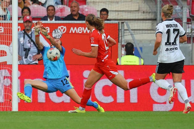 Mainz, Germany, September 18, 2026, Women’s Bundesliga 2026–2027, Matchday 5, 1: FSV Mainz 05 vs. Eintracht Frankfurt. Pictured, from left: Frankfurt goalkeeper Lina Altenburg makes a save against Mattson Strickler (FSV). DFL and DFB regulations prohibit any use of photographs as image sequences and or quasi-video. Bruchwegstadion, Rhineland-Palatinate Copyright: xFotostandx xRacochax