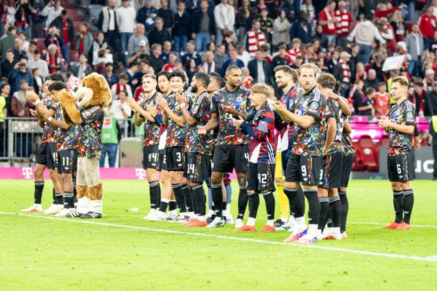 The FC Bayern team with the fans after the 7-0 victory, FC Bayern Munich 1, FC Union Berlin, Bundesliga, Matchday 4, September 18, 2026. DFB regulations prohibit any use of photographs as image sequences and or quasi-video. Munich, Bayern, Germany Copyright: xkolbert-press UlrichxGamelx