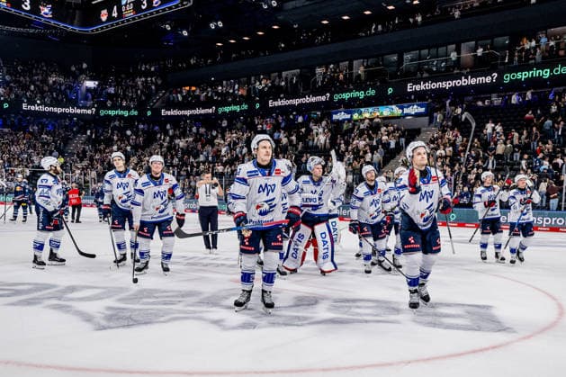 The Mannheim players thank the fans who traveled with them after the shootout loss: GER, EHC Red Bull Munich vs. Adler Mannheim, ice hockey, DEL, 2026–2027 season, Matchday 1, September 18, 2026. Photo: HMB Media, Franz Feiner Copyright: HMBxMedia FranzxFeiner