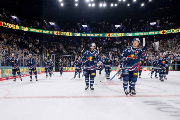 The Munich players during their victory lap after the win: GER, EHC Red Bull Munich vs. Adler Mannheim, ice hockey, DEL, 2026–2027 season, Matchday 1, September 18, 2026. Photo: HMB Media, Franz Feiner Copyright: HMBxMedia FranzxFeiner
