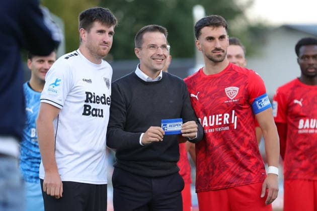 September 18, 2026, Soccer, Men s, 2026–2027 Season, Bavarian Regional League, Matchday 10: TSV Buchbach vs. FC Schweinfurt 05, Kevin Fery (FC Schweinfurt 05), 15, BFV President Christoph Kern and Samed Bahar (TSV Buchbach), 08 Buchbach SMR Arena, Bavaria, Germany