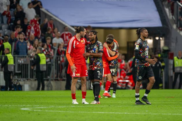 Soccer, Men s, 2026–2027 Season, Bundesliga 1, Matchday 4, FC Bayern Munich vs. FC Union Berlin; from left: Christopher Trimmel (FC Union Berlin), Serge Gnabry (Bayern Munich), Michael Olise (Bayern Munich) after the final whistle, September 18, 2026, Copyright: xMatthiasxKochx